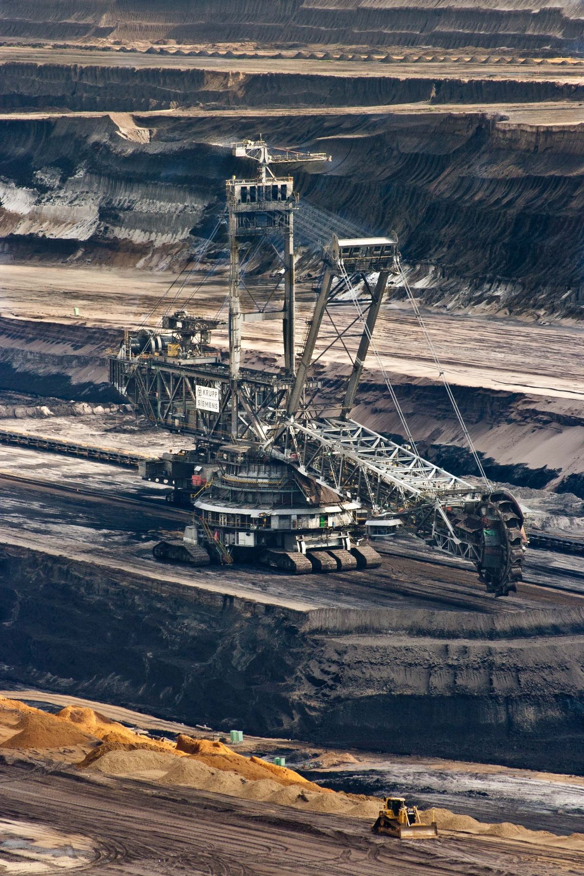 Mining processing plant with conveyor structure